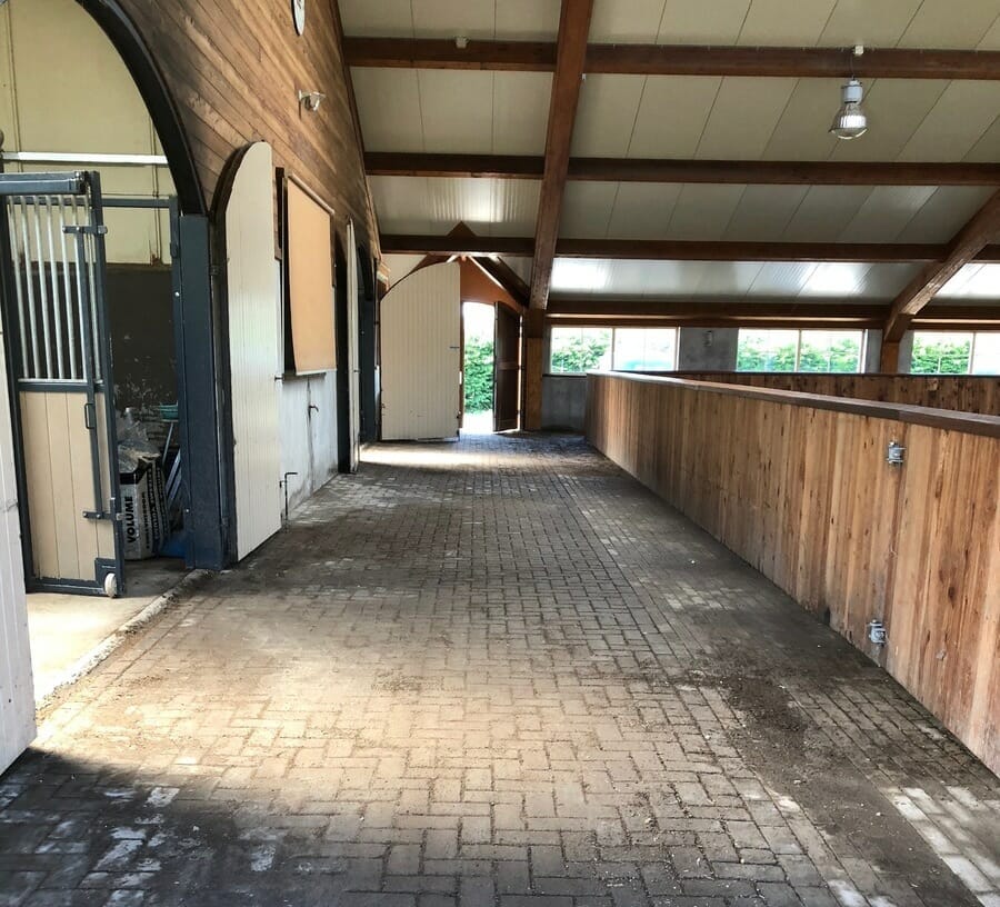 Paardenstal uitkuisen